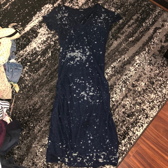 Monrow Dresses & Skirts - Monrow vneck Midi T-shirt Dress